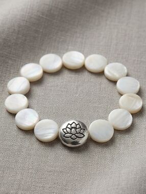 Silver lotus flower & natural shell bracelet Handmade Stretch Beacelet NWT